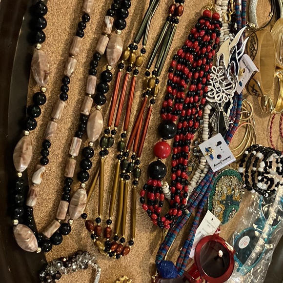 Big 61 piece lot of ladies/girls assorted estate sale jewelry, necklaces, watch+ - Picture 13 of 16